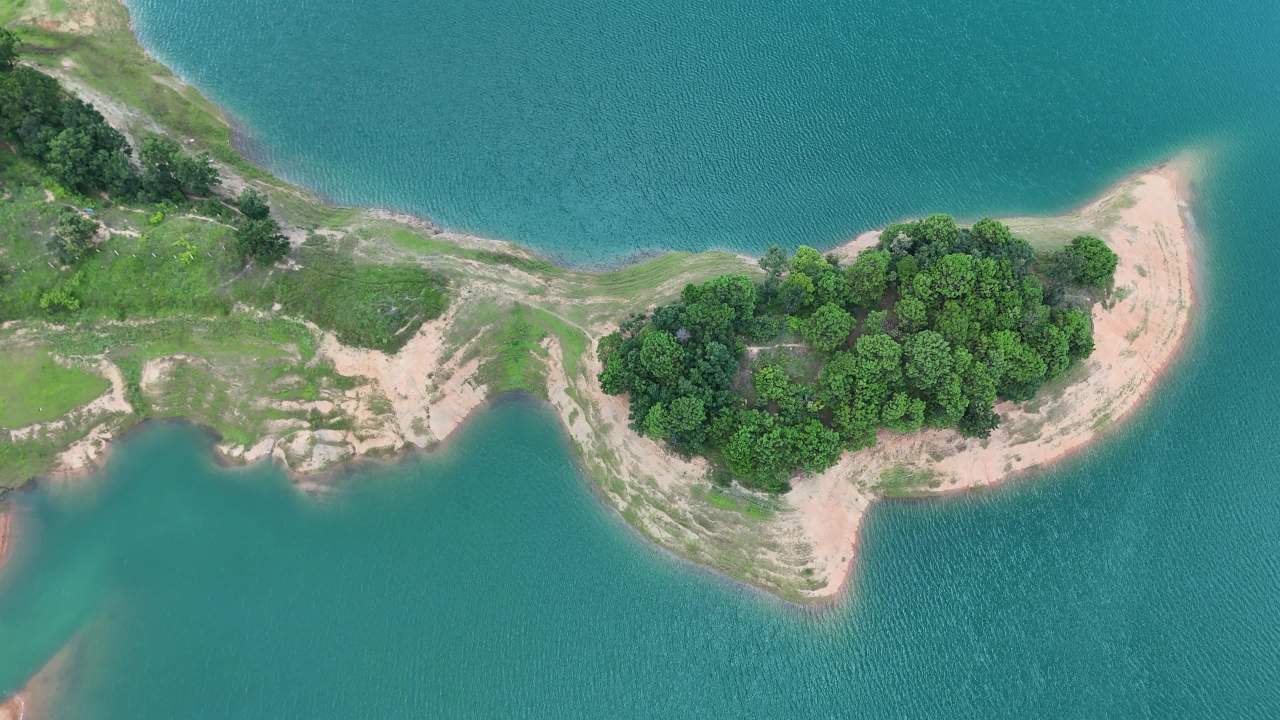 湖畔绿洲