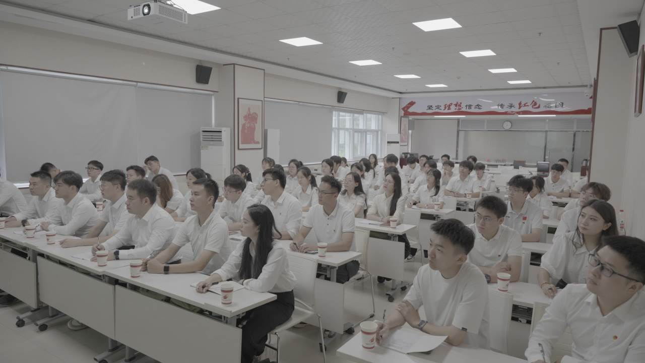 教室里的白衣学生们