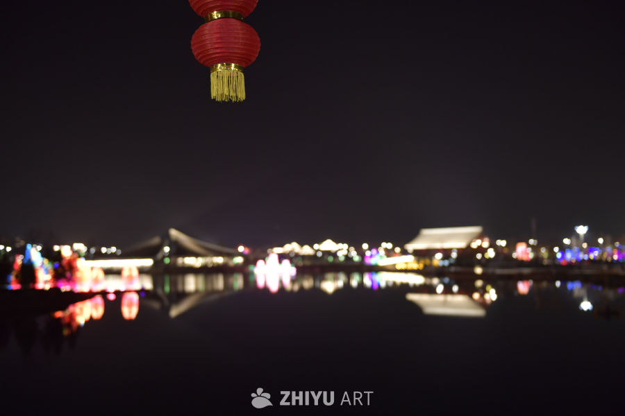 夜幕下的灯笼与倒影