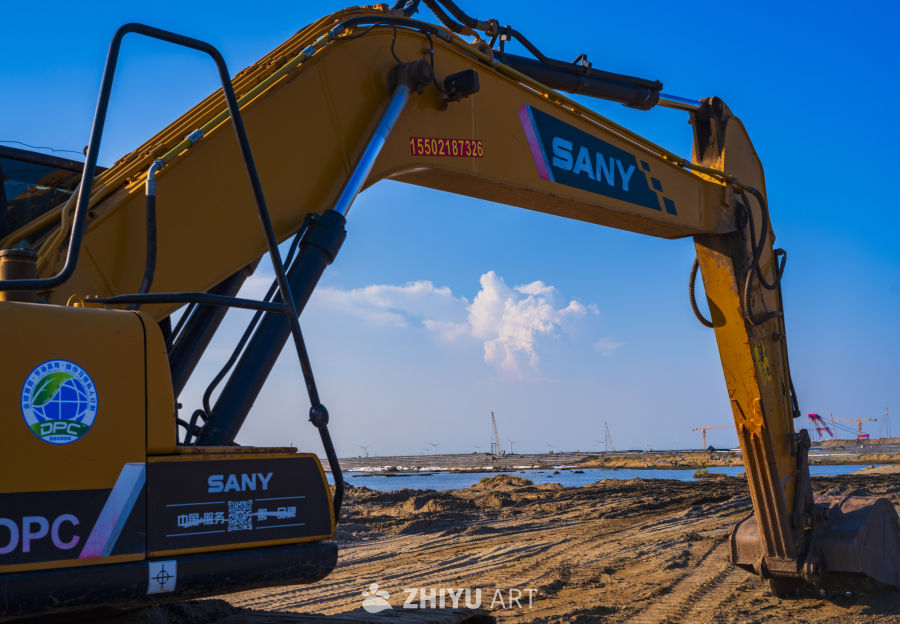 施工现场的挖掘机特写