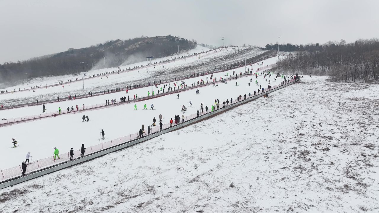 航拍滑雪场全貌 07