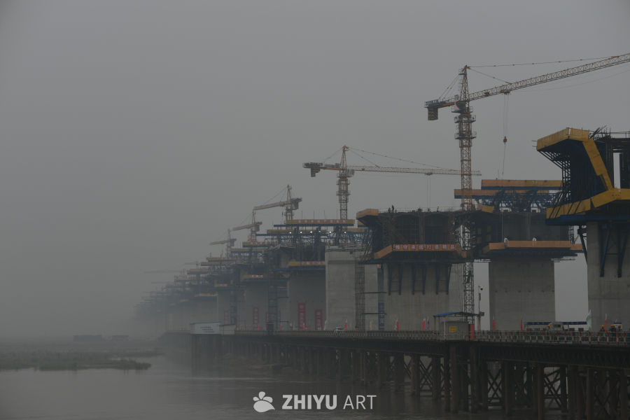 雾中施工的桥梁