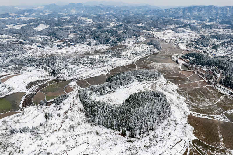 田园乡村冬天雪景航拍图 
