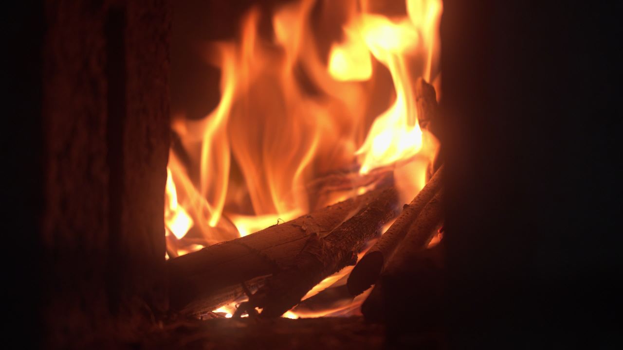 燃烧的木柴炭火 5