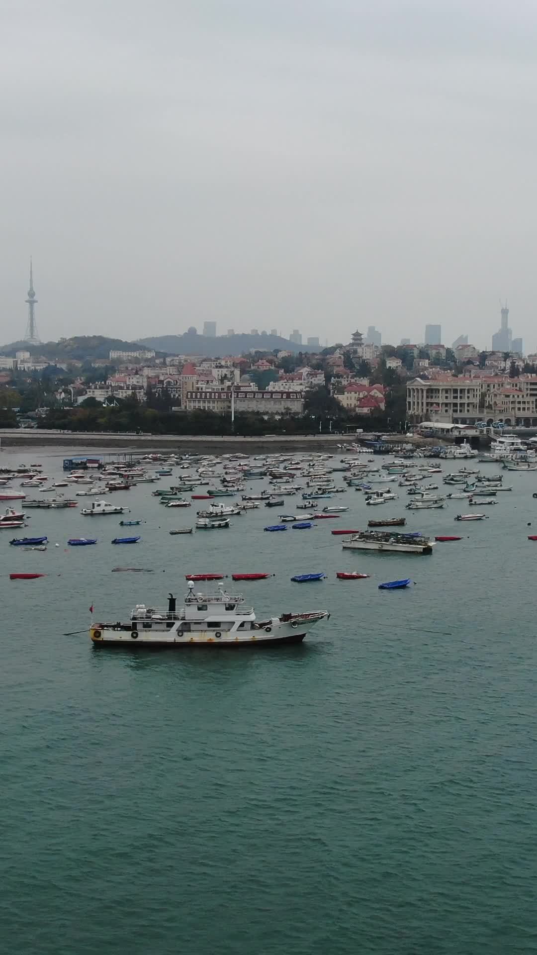 雾中港湾的宁静之美