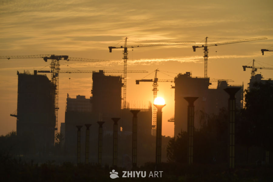 日落下的建筑工地