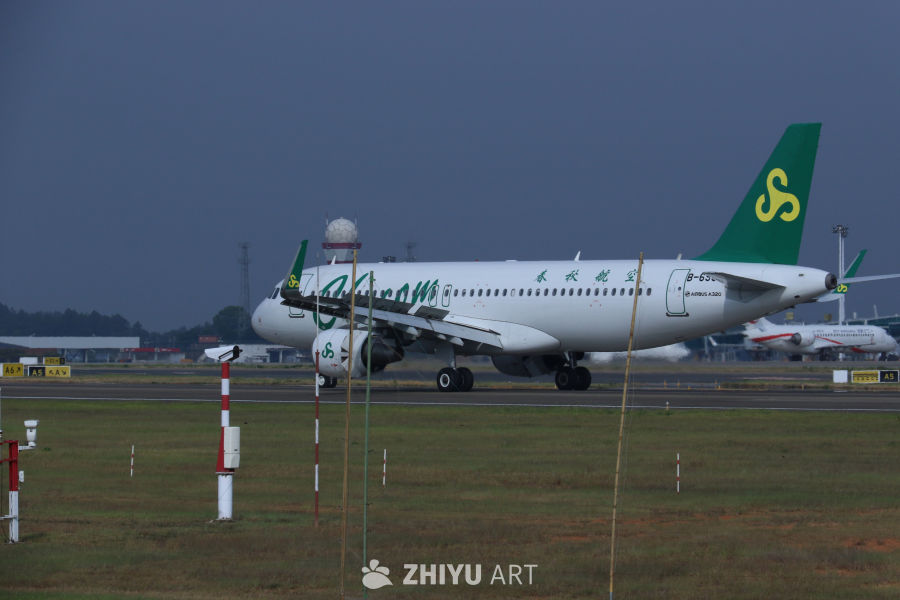 春秋航空A320在机场跑道