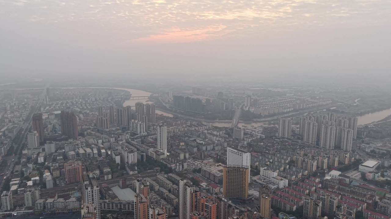 晨曦中的城市全景