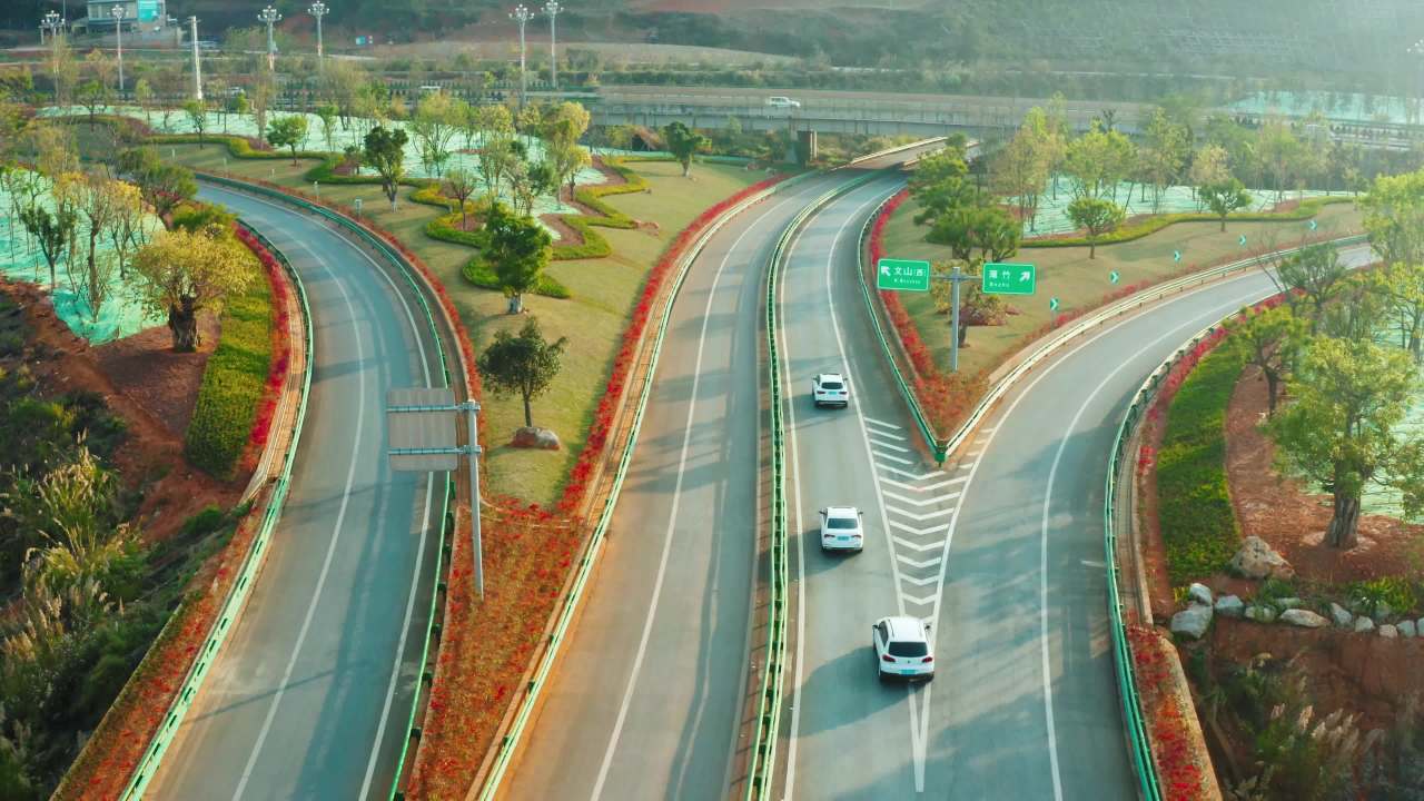 清晨的高速公路与自然风光