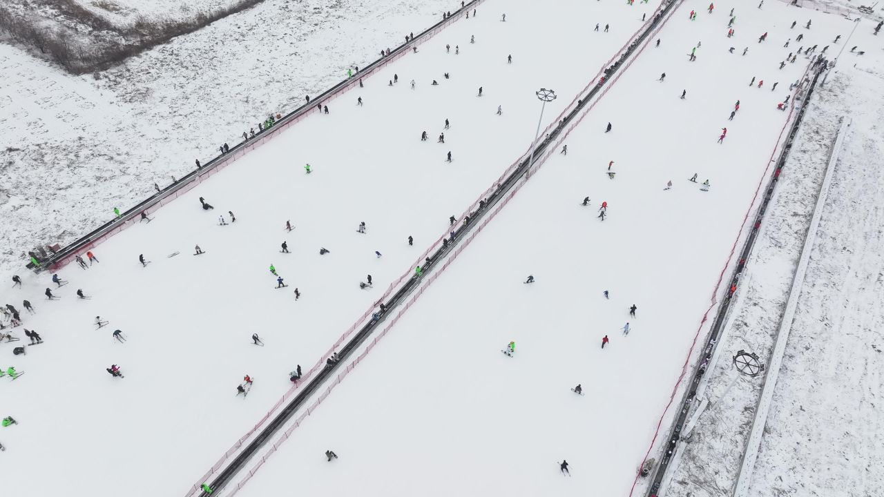 航拍滑雪人群雪道 09