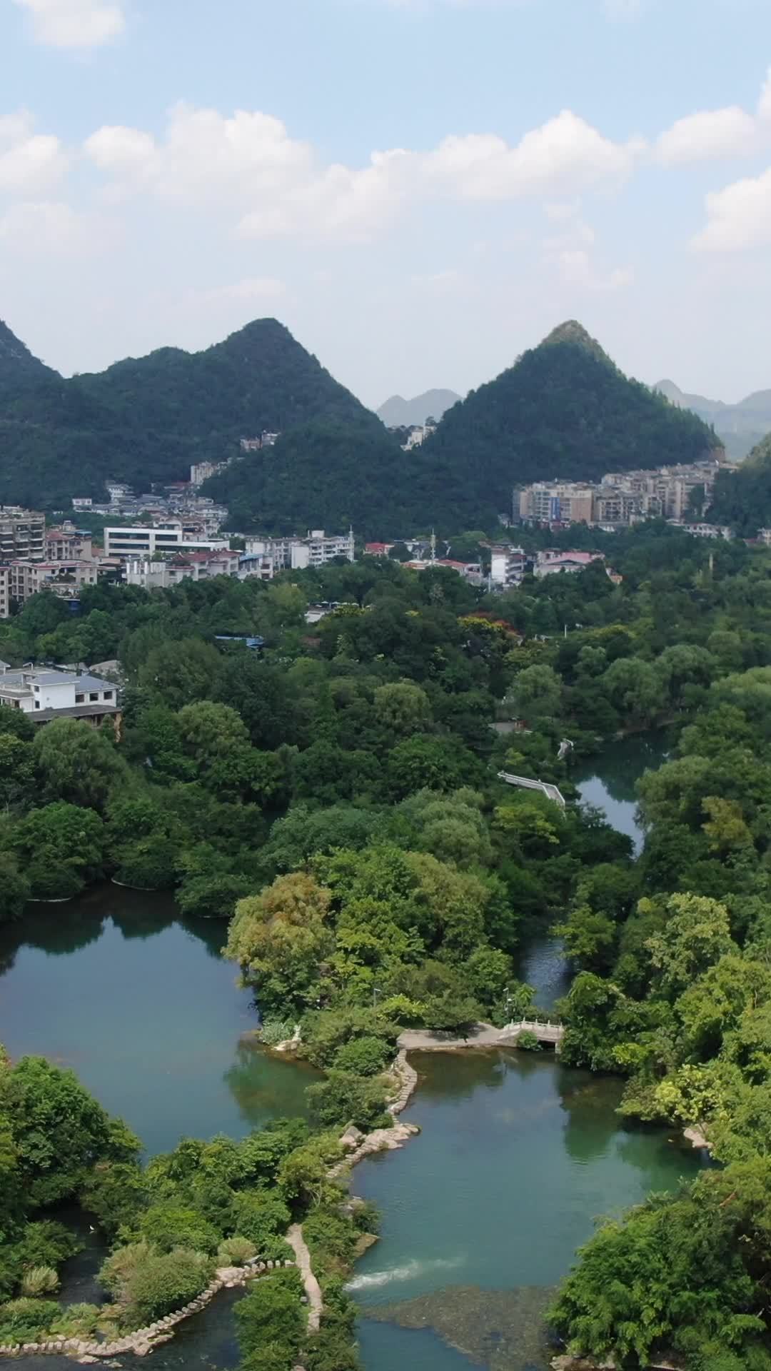 山水环绕的城市画卷