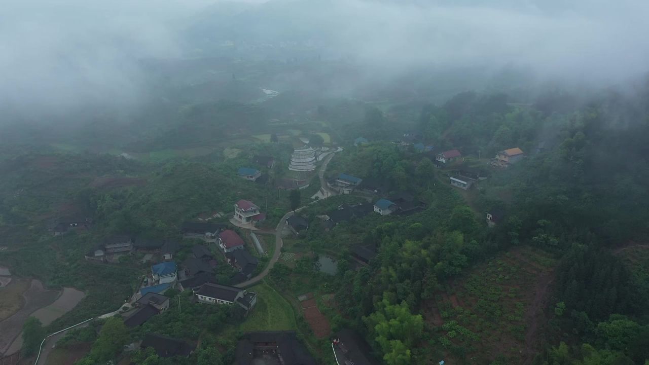 航拍烟雨缥缈的山村