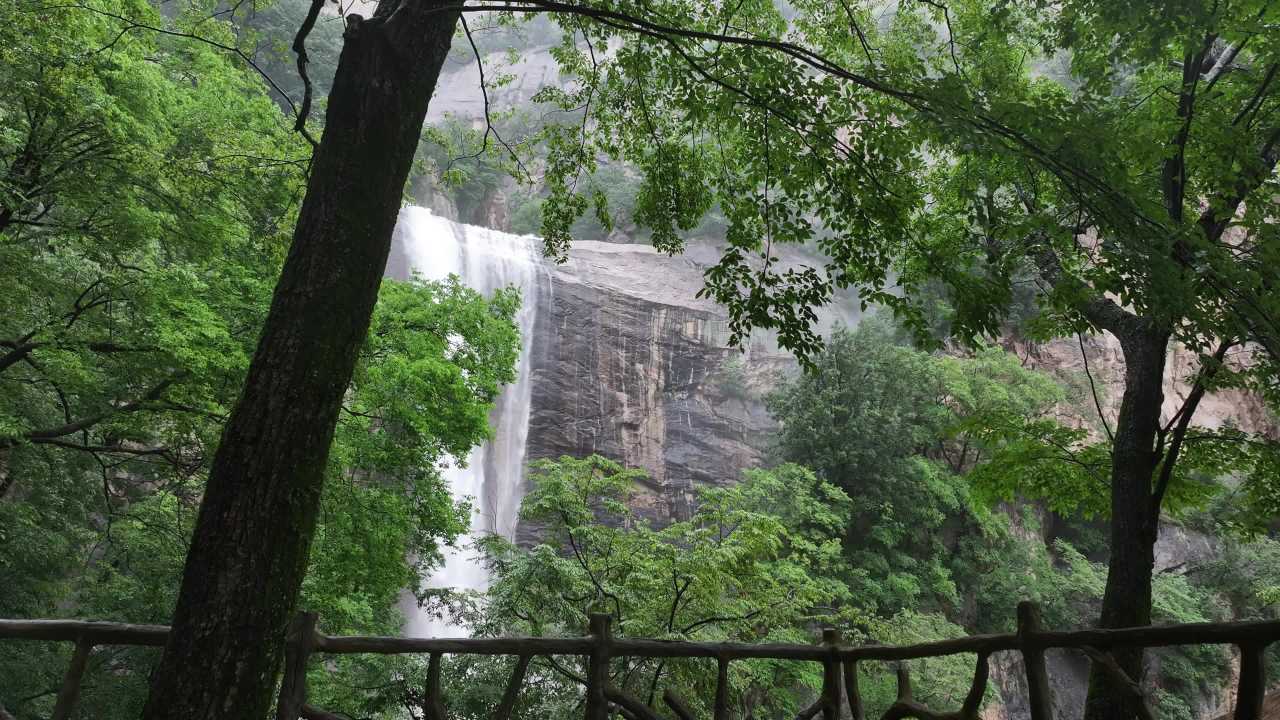 雨中森林瀑布