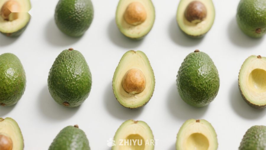 整齐排列的牛油果与切半展示