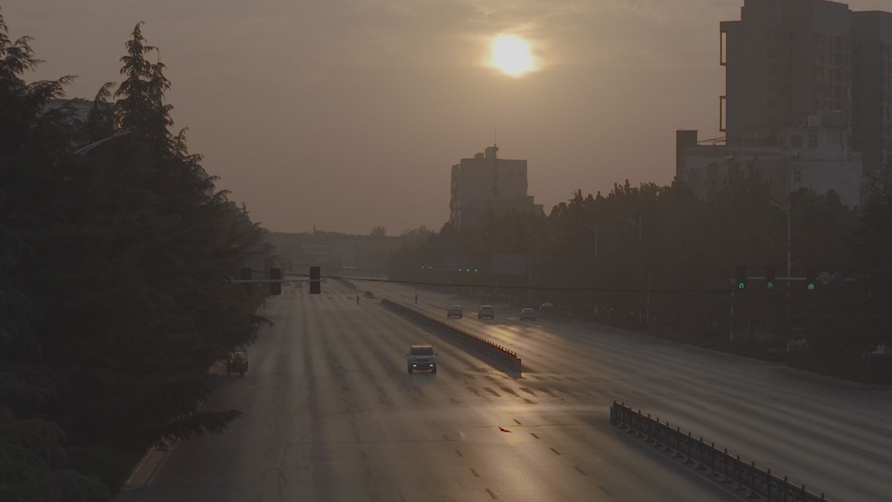 晨曦中的城市大道