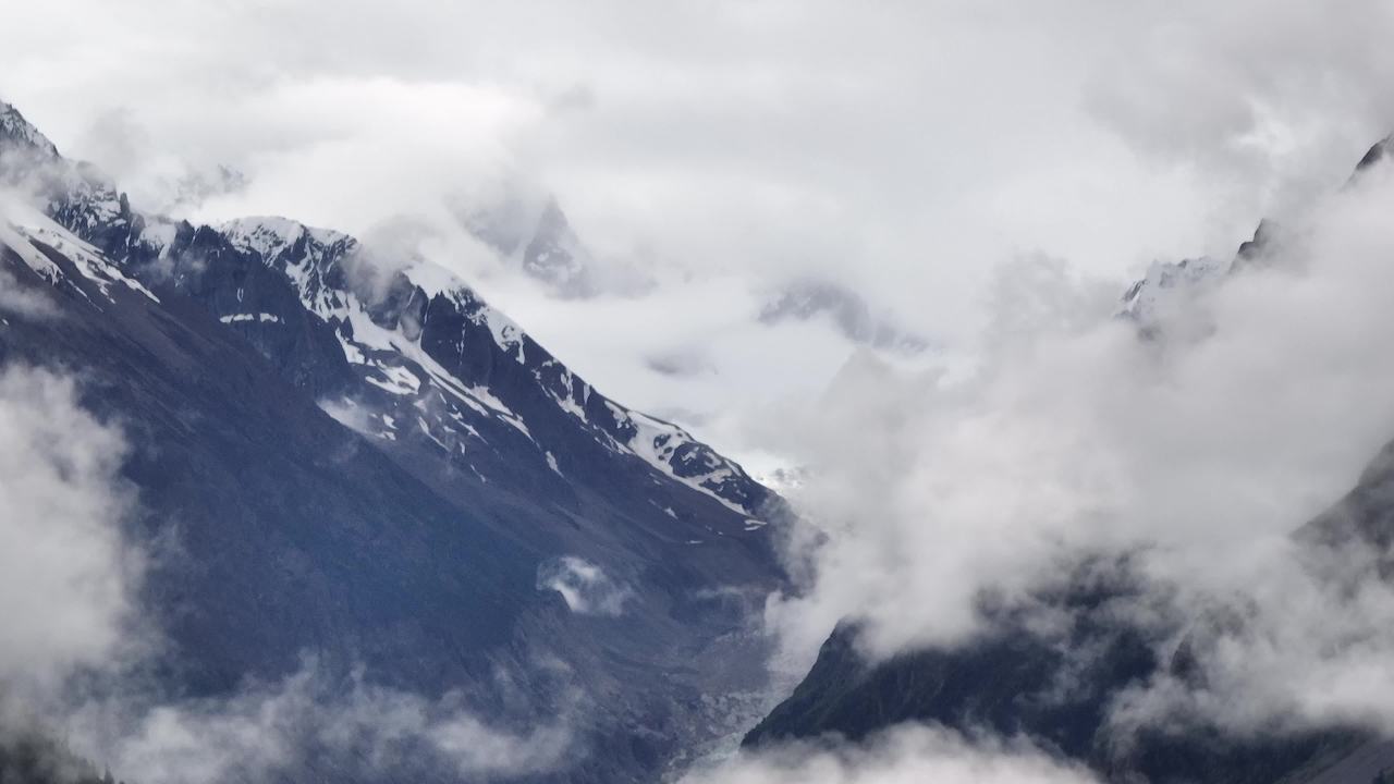 高山峡谷云雾缭绕
