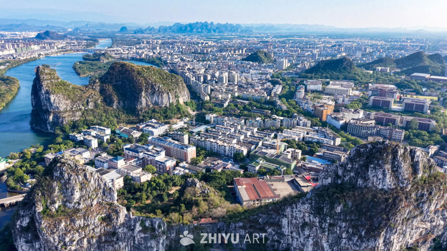 桂林山水间的都市风景