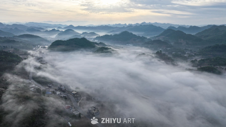 云雾缭绕的山峦美景 8
