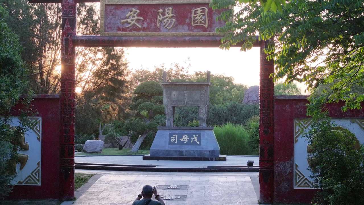 夕阳下的古迹牌坊