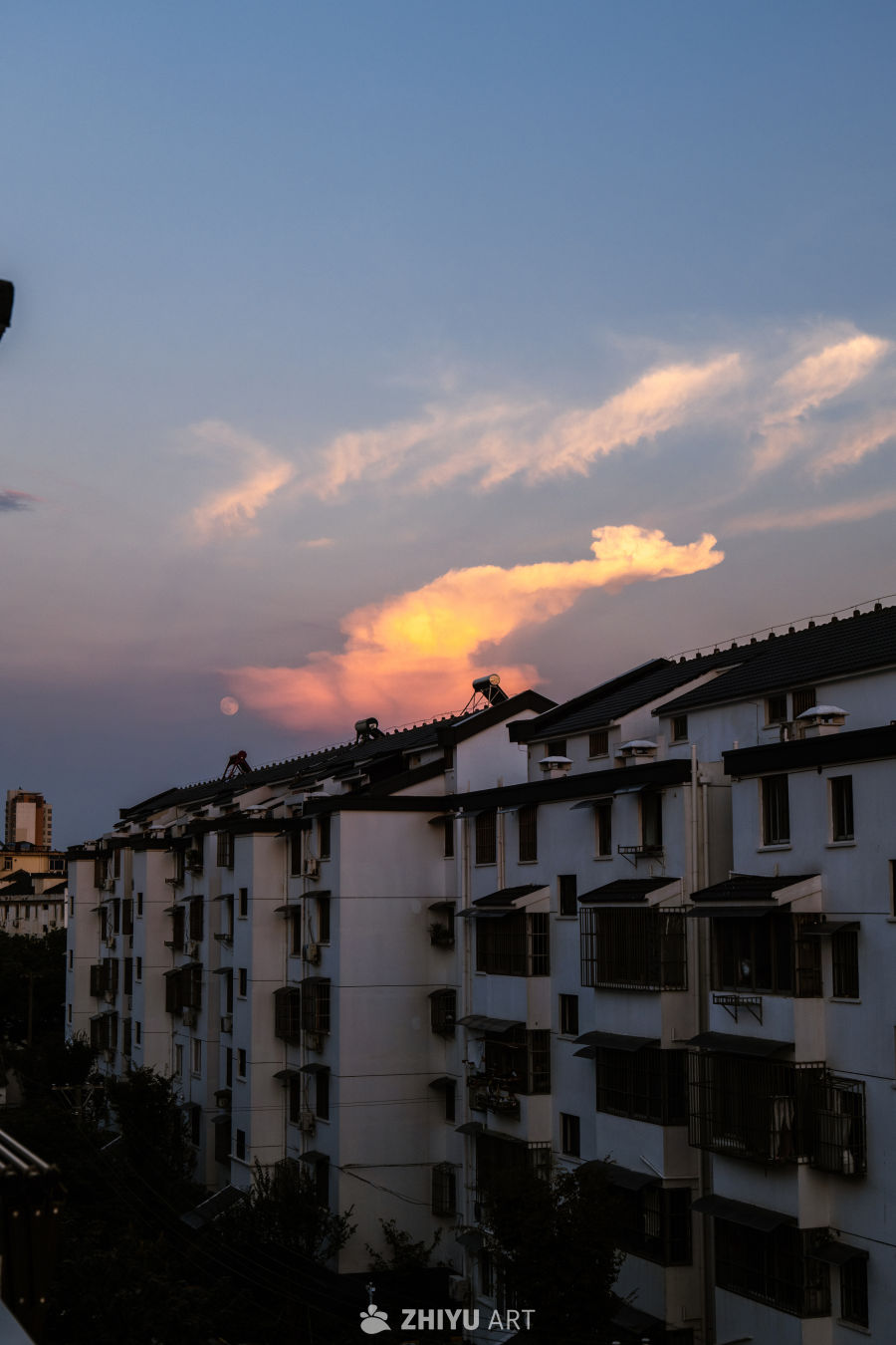 黄昏时分的居民楼与云彩