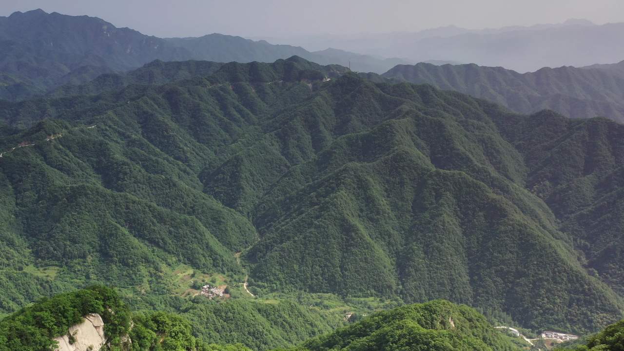 山间绿意盎然的宁静村落