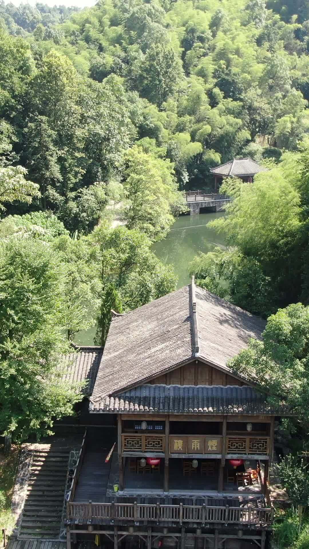 山水间的古木屋