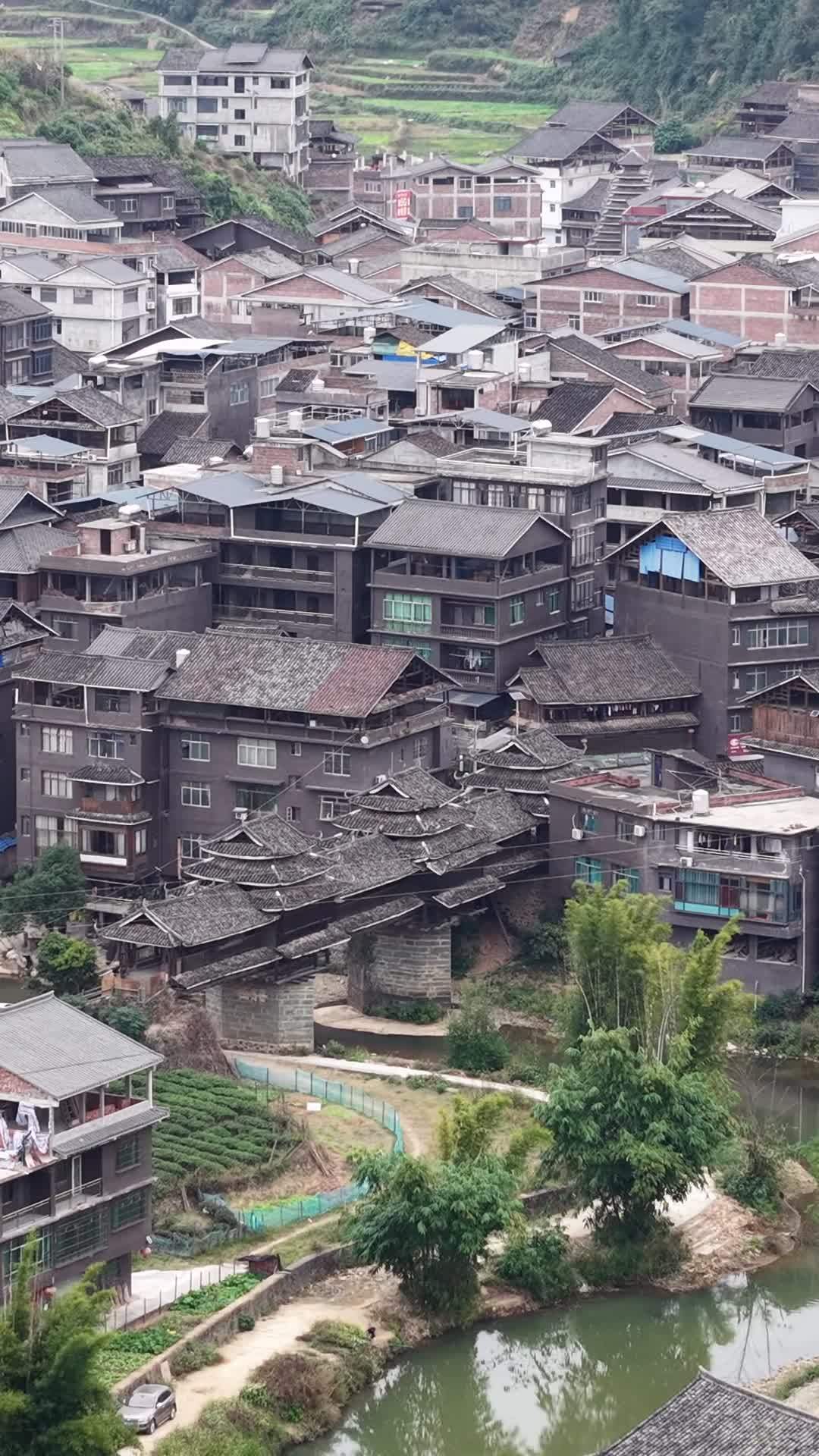 竖版航拍侗族特色建筑程阳八寨风景 