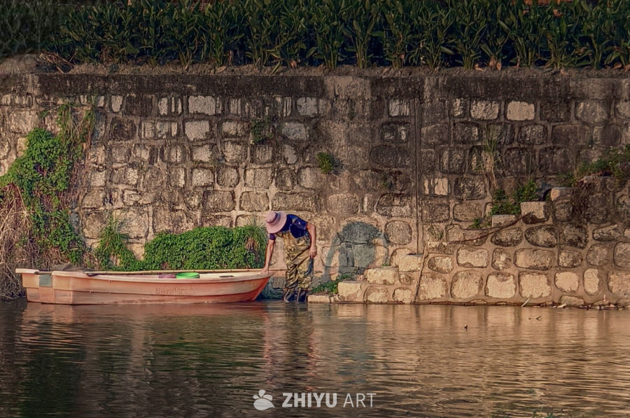 渔夫与小船的傍晚时光