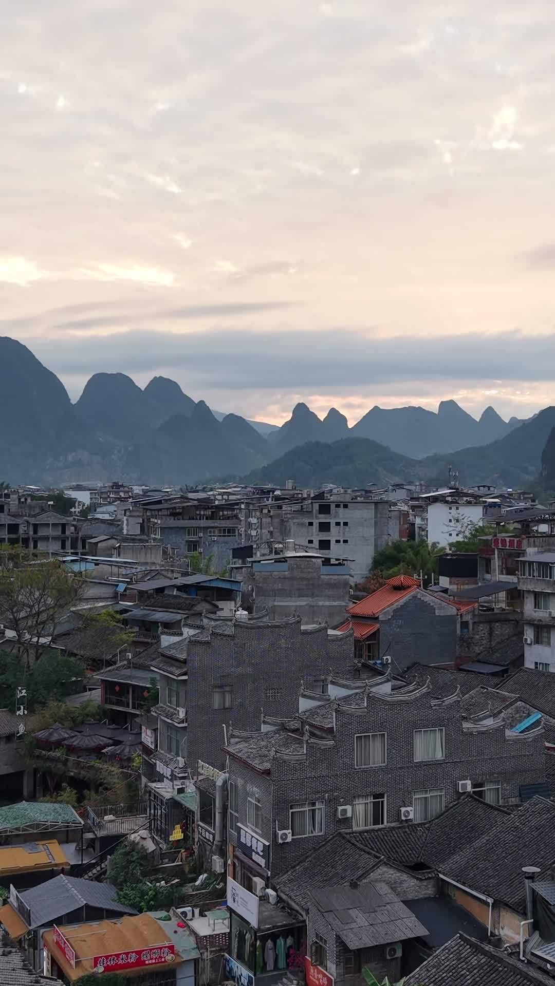 城市山景的日落时光