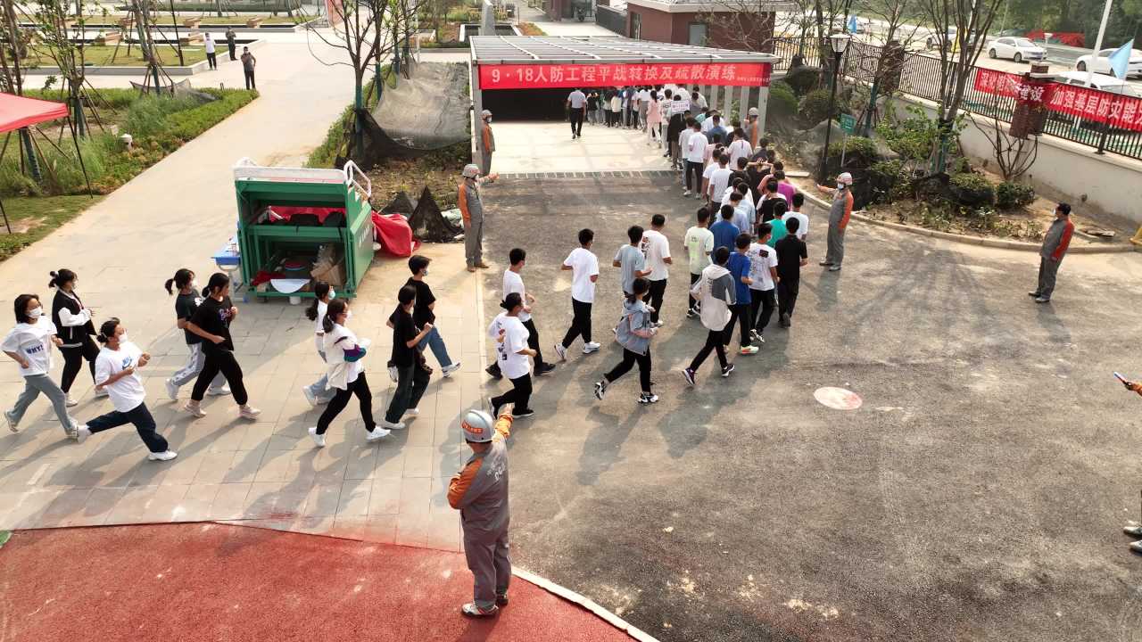 人群有序行走在户外建筑下