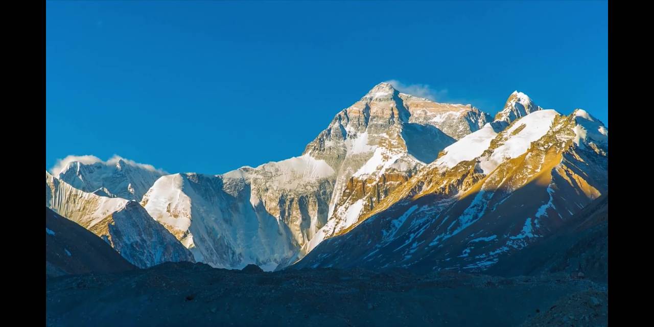 雪山日出美景