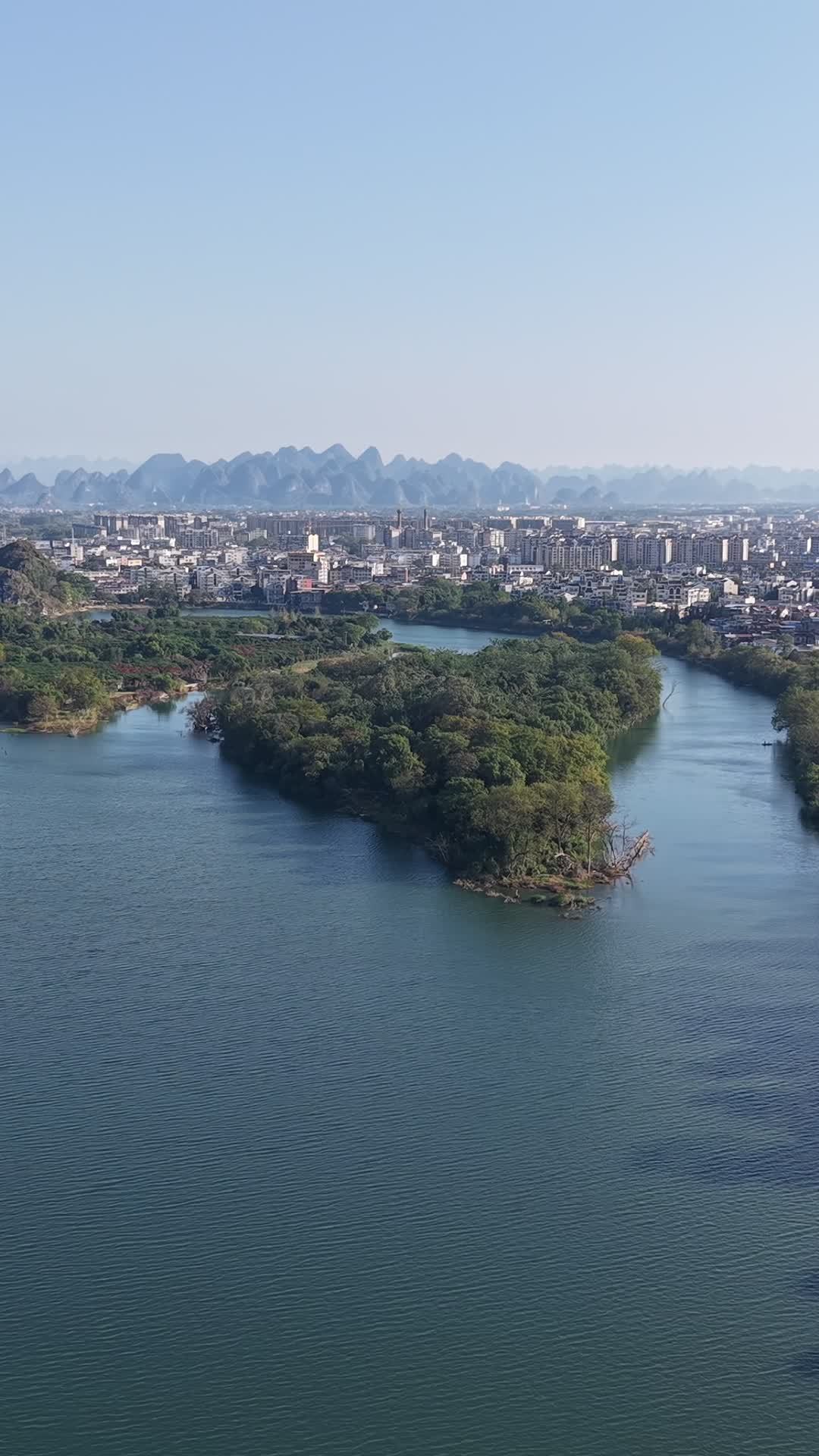 山水环绕的城市风光