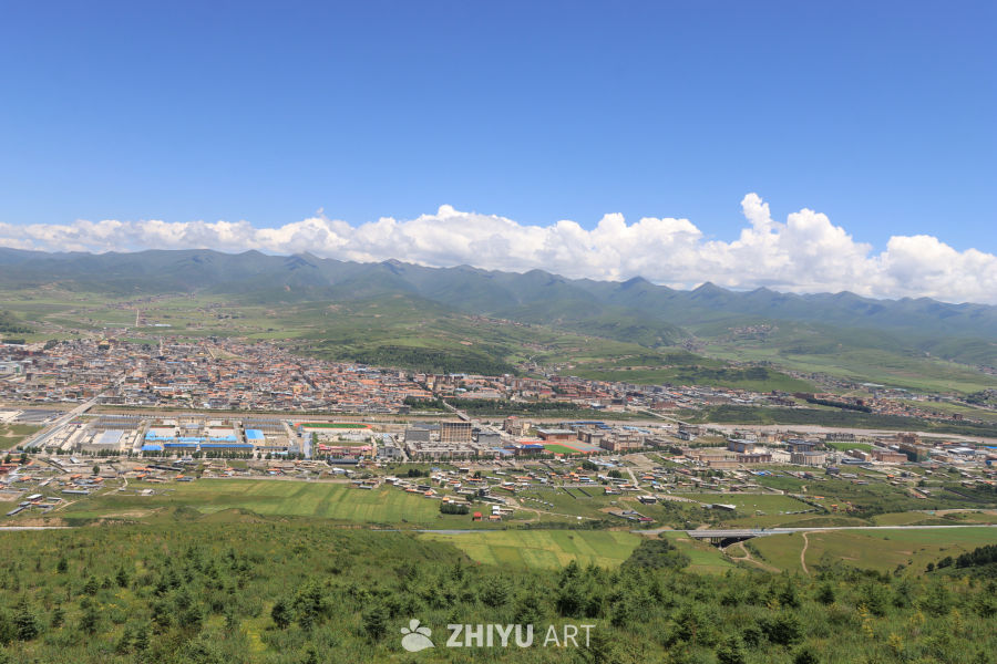 高原小镇的壮丽景色