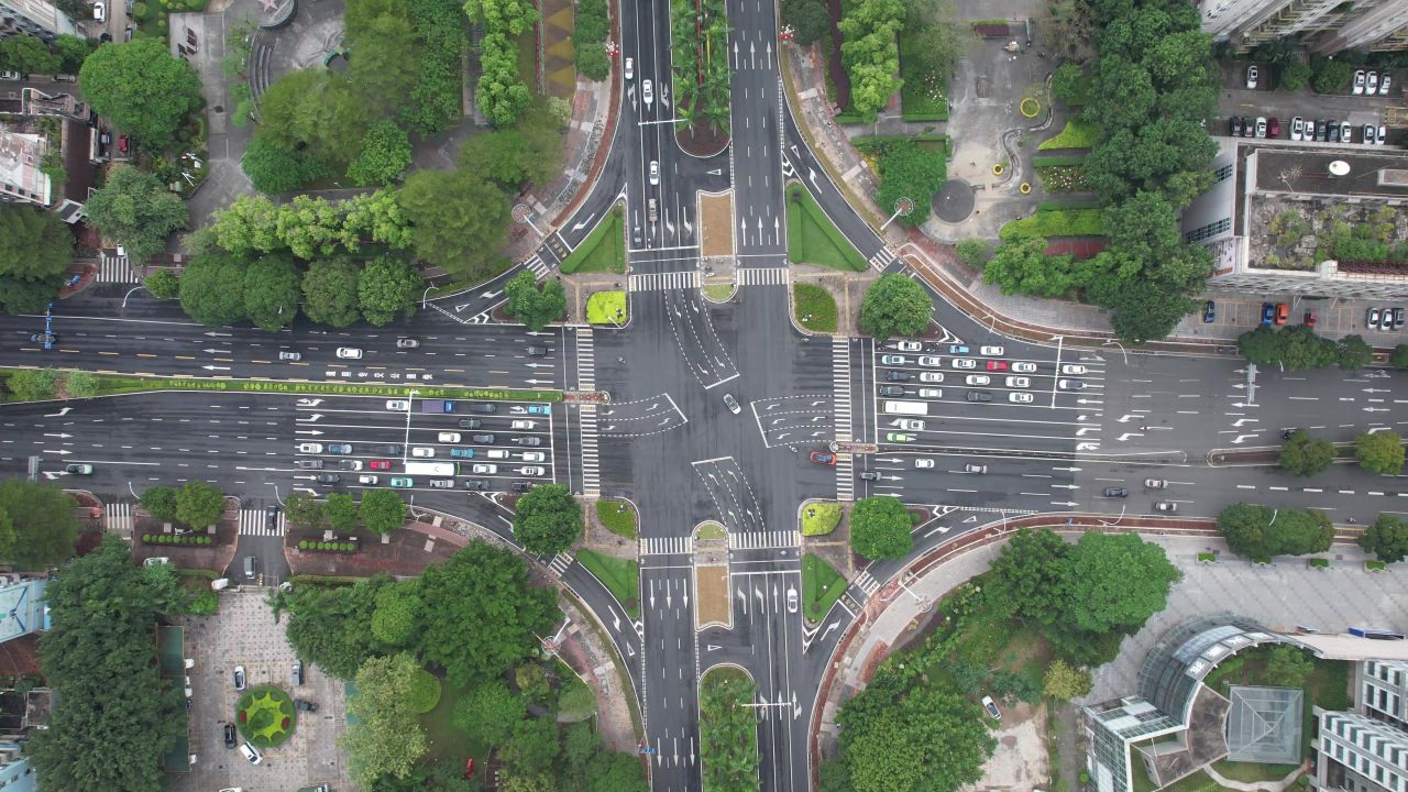城市大道交通车辆行驶航拍 