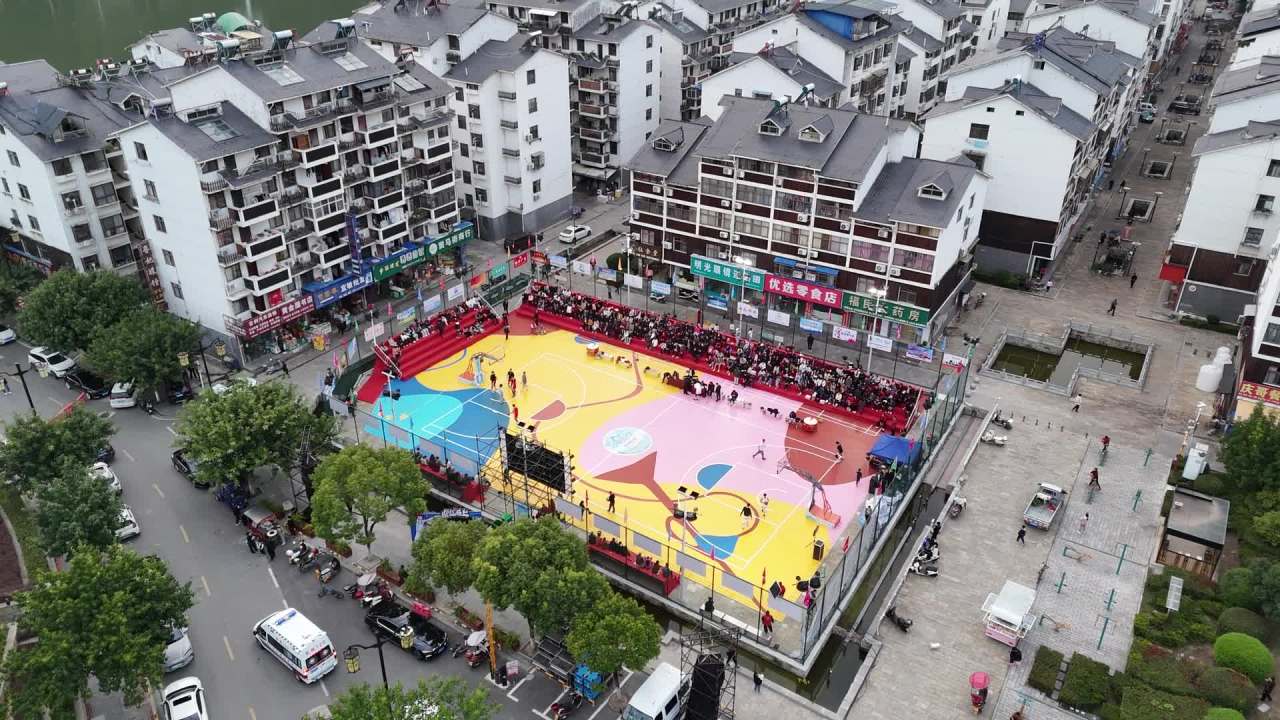 航拍彩色篮球场热闹场景