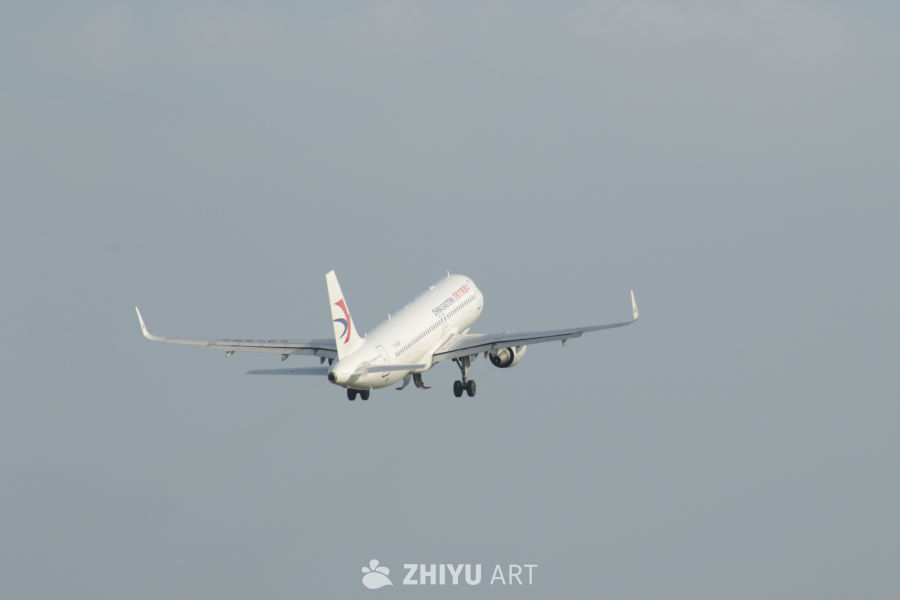 蓝天下的东方航空飞机