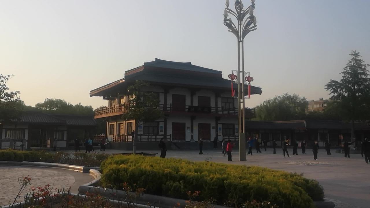 晨光中的广场晨练