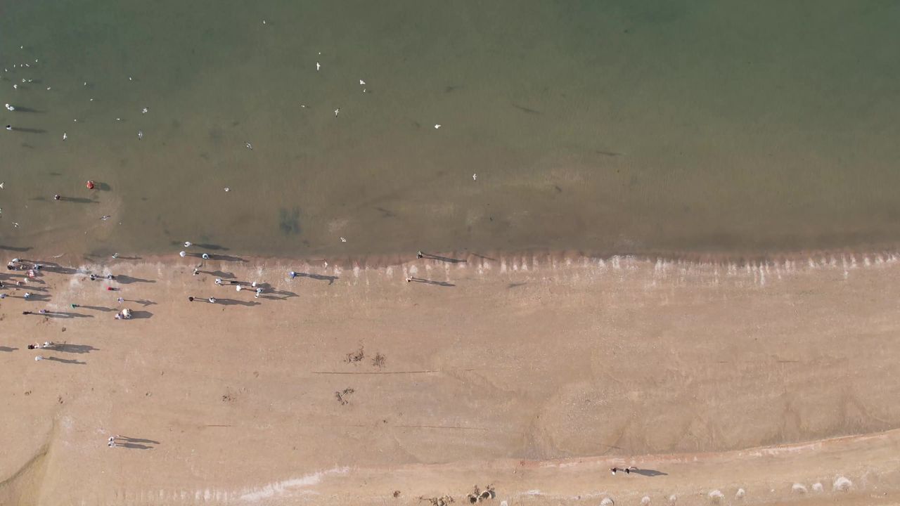 大海海洋沙滩焦石灯塔海岛海浪航拍 