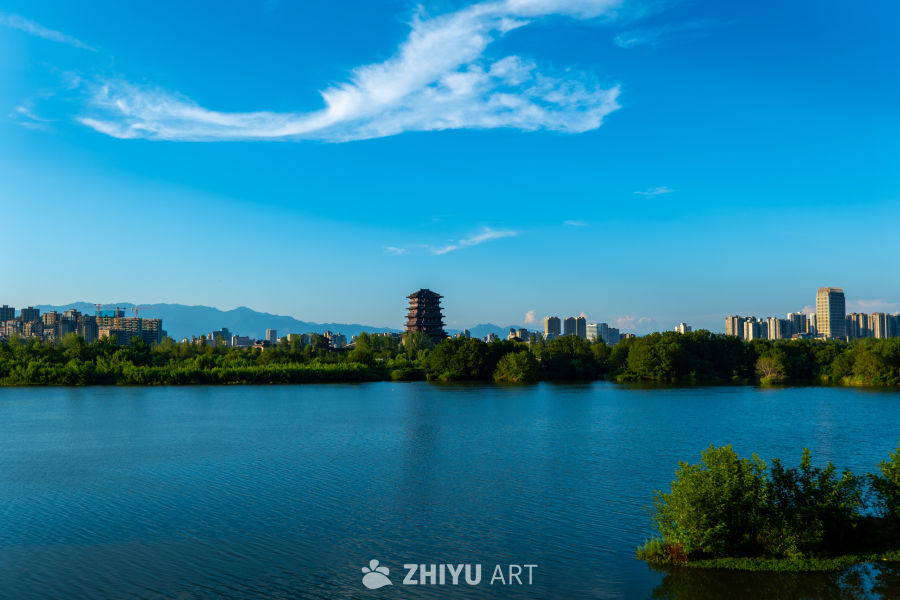 蓝天垂古楼，碧水漾晴空。