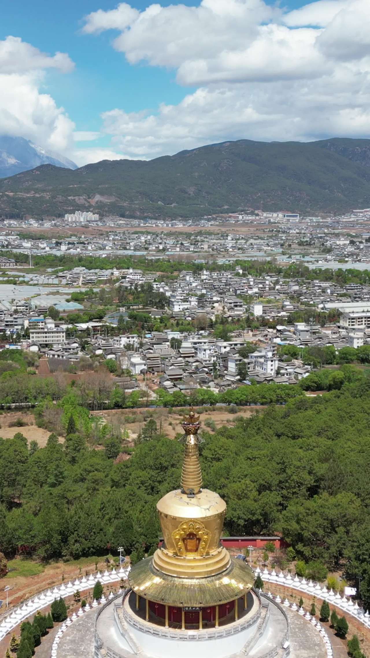 佛塔与城市的和谐之美