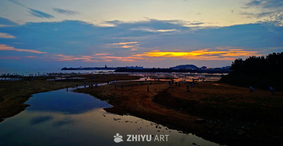 夕阳下的海滩聚会