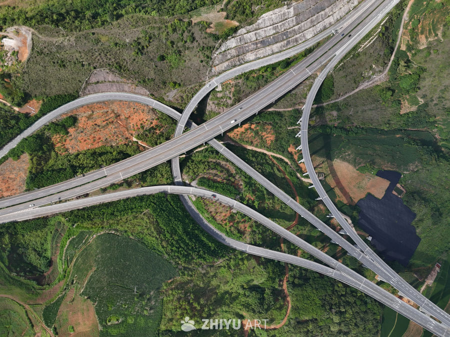 山间交织的高速公路