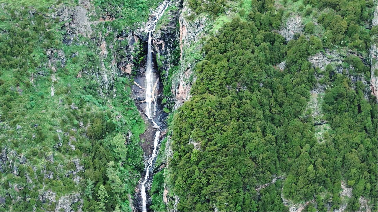 川西山谷云雾雪山自然风光实拍航拍壮观大气视频