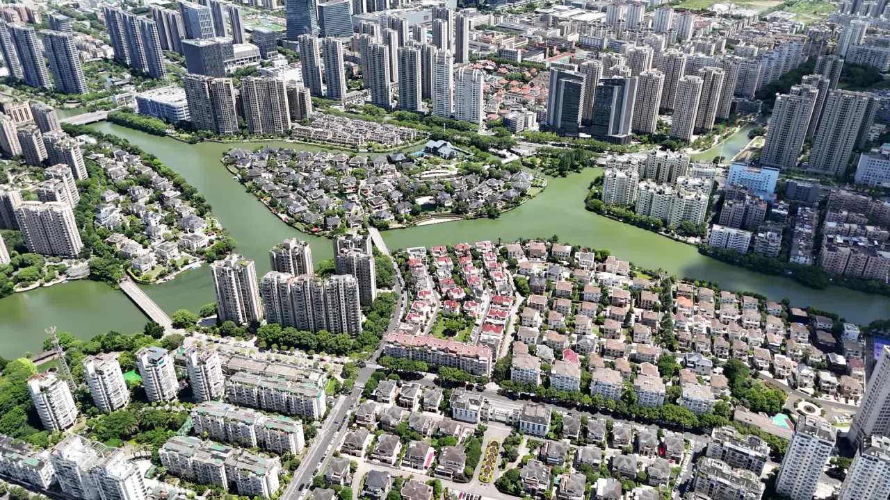 城市绿洲：河流环绕的现代化社区