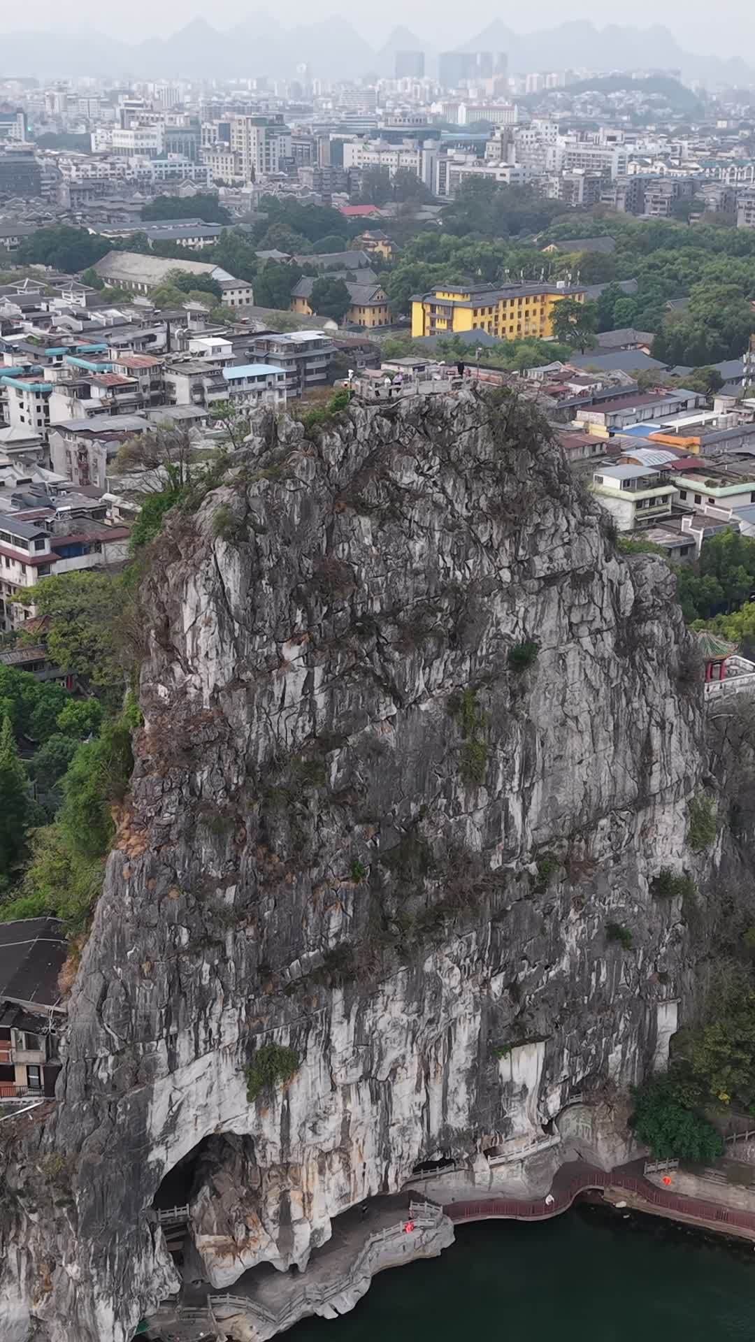 竖版航拍桂林伏波山 (3)