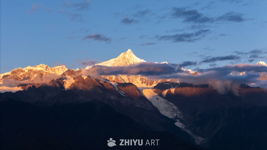 梅里雪山日照金山