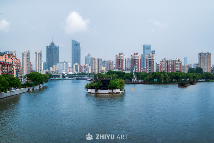 城市河畔的静谧时光