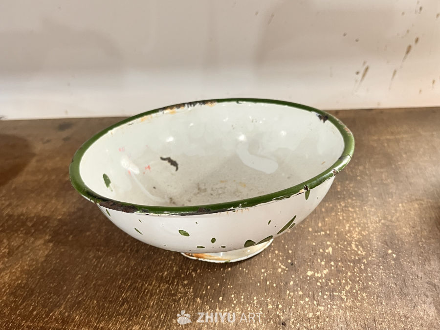 斑驳的旧白绿边碗