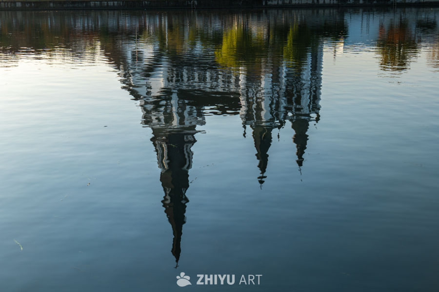 教堂倒影：秋日静谧之美