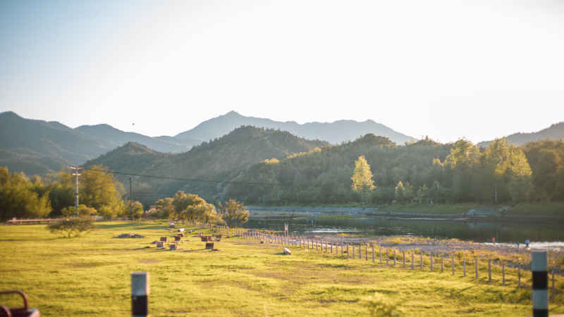 湖边牧场